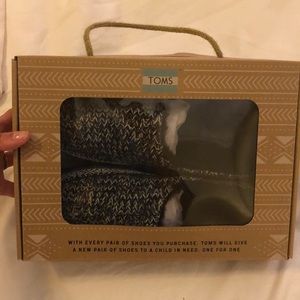Toms sz 7 house shoes